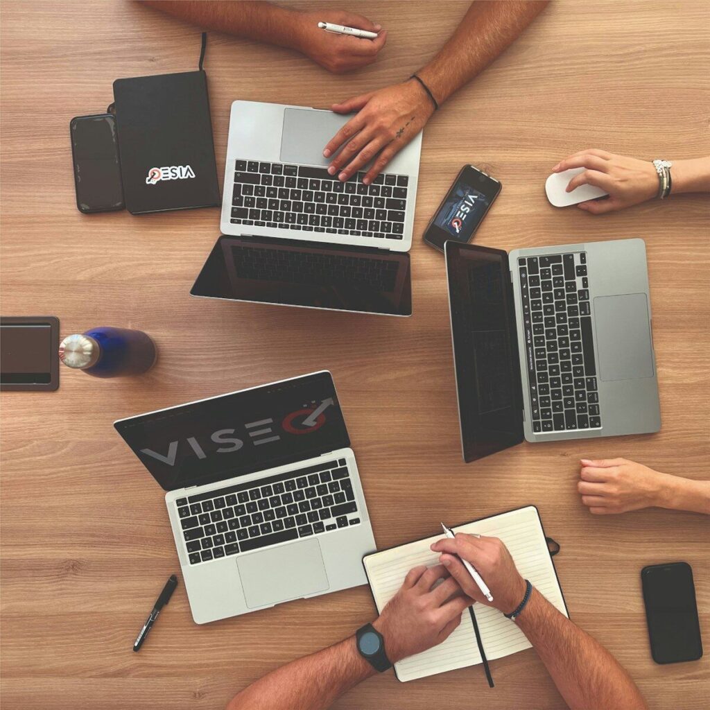 Des professionnels collaborent lors d'une réunion de bureau moderne