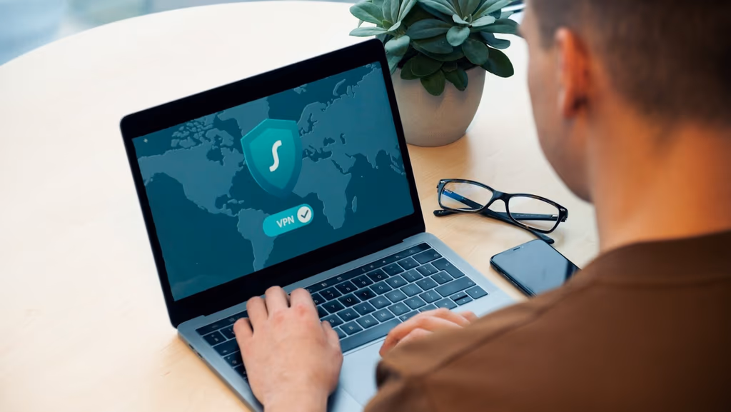 homme-vpn-laptop-securite-internet-1024x1024